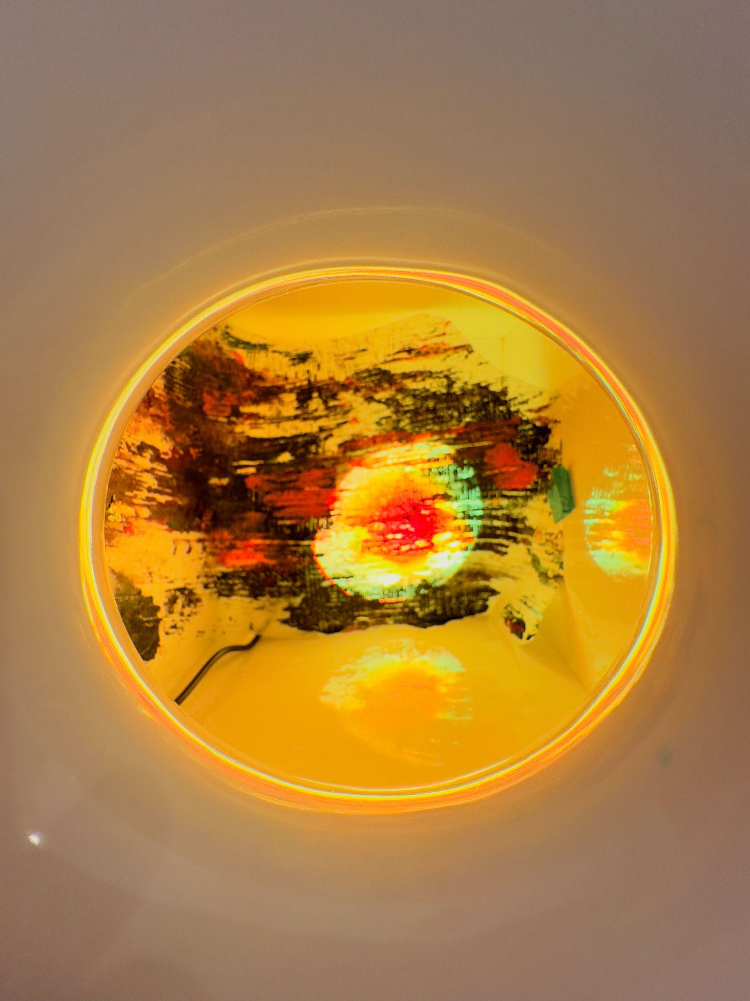 Caixa circular iluminada em âmbar