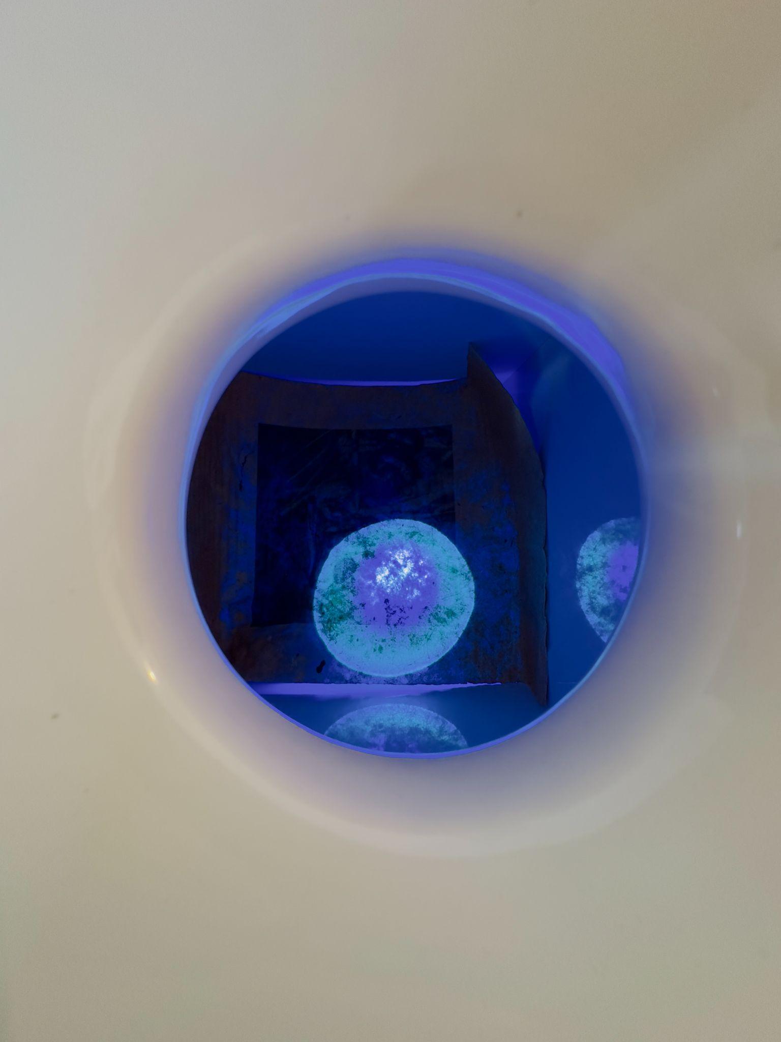Caixa circular iluminada em azul