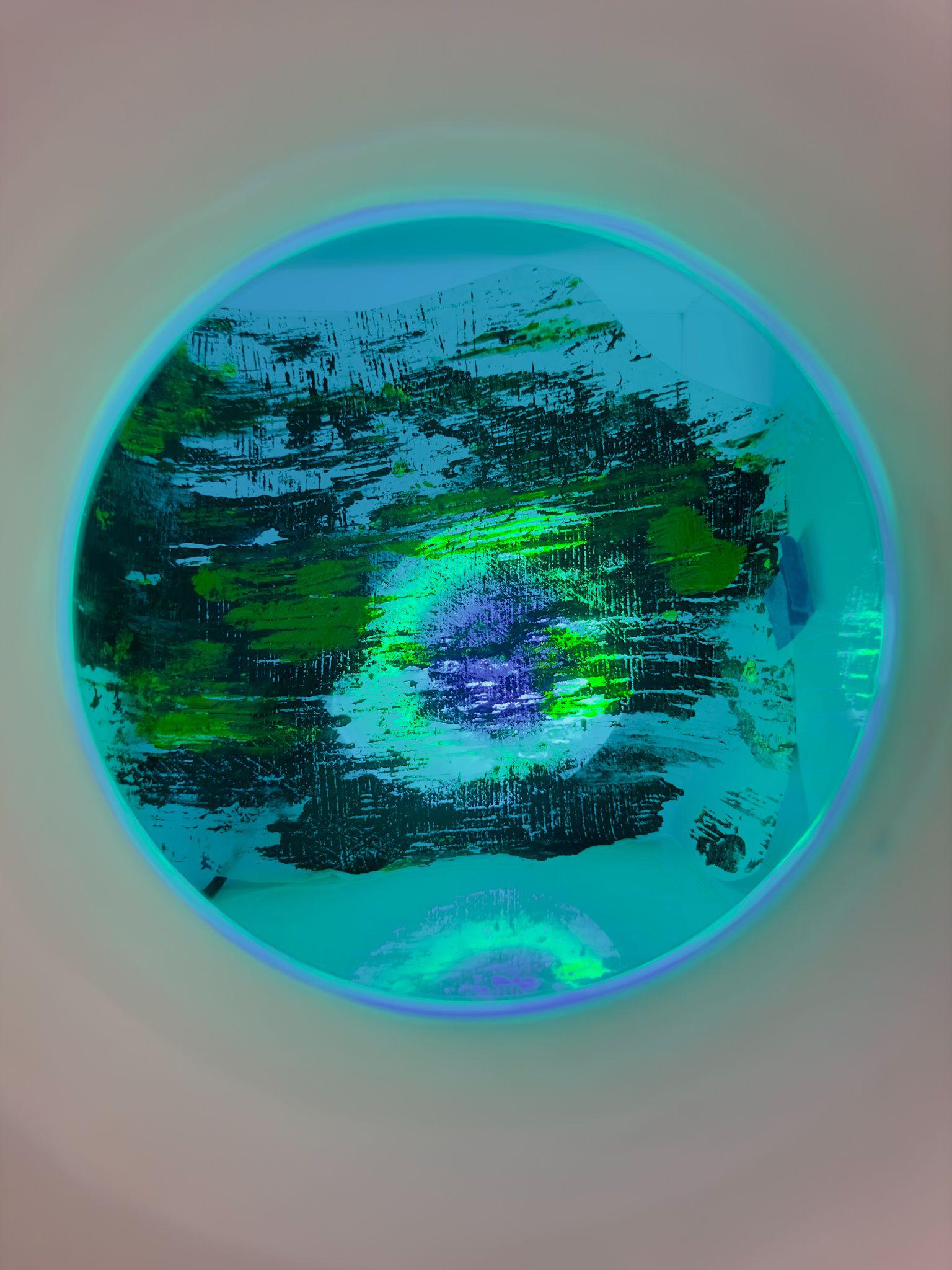 Caixa circular iluminada em verde e azul