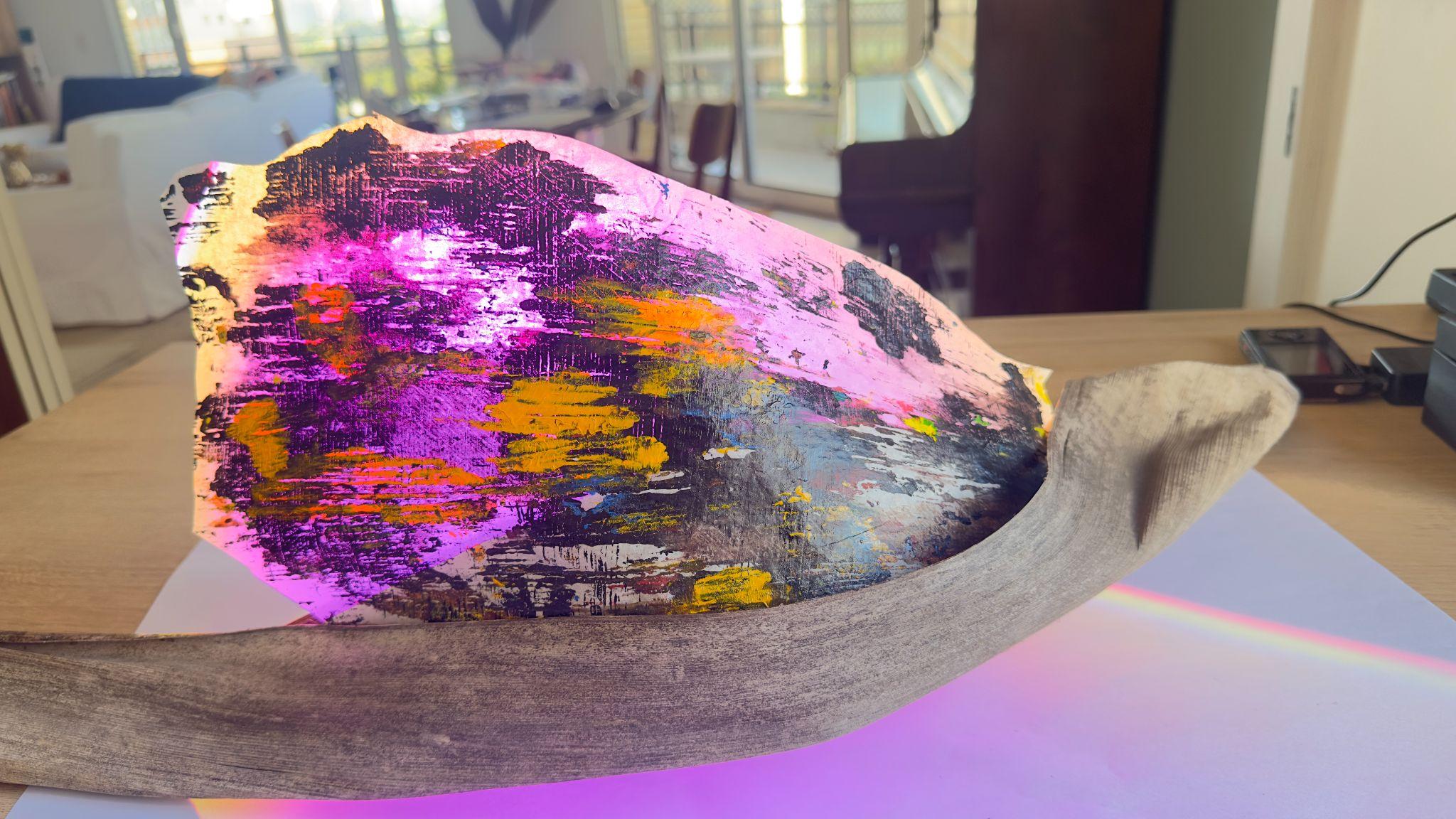 Escultura orgânica iluminada com cores intensas