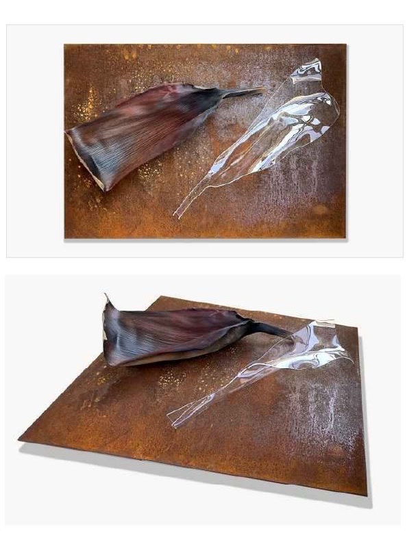 Duas vistas da obra Ubatuba luz e água, com folhas natural e transparente sobre aço corten