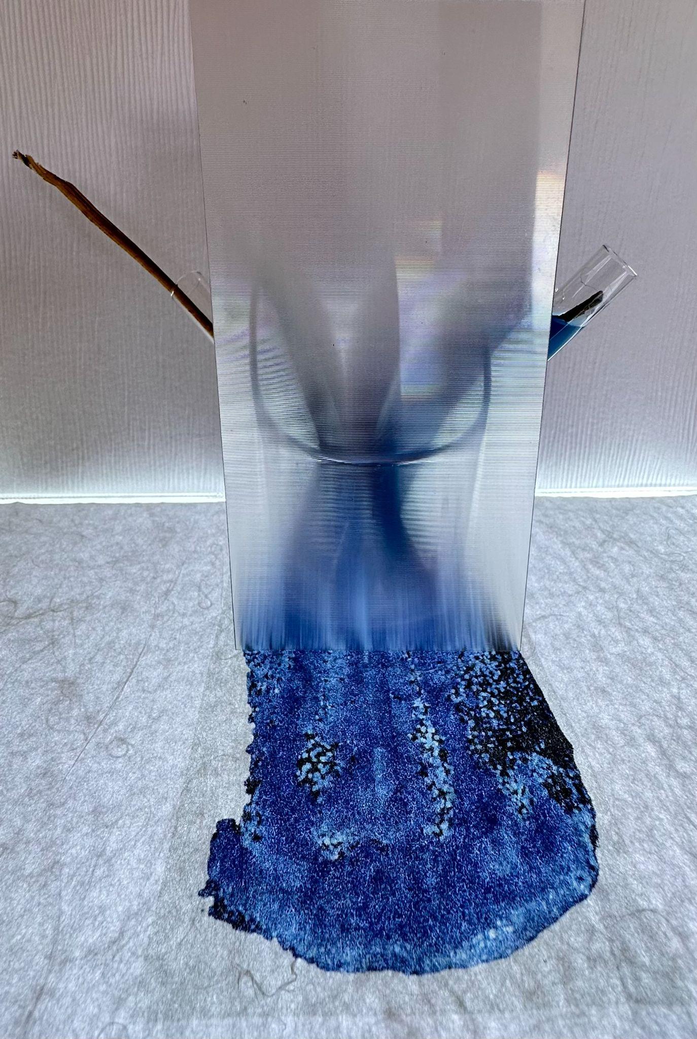 Estrutura transparente azul com formas orgânicas
