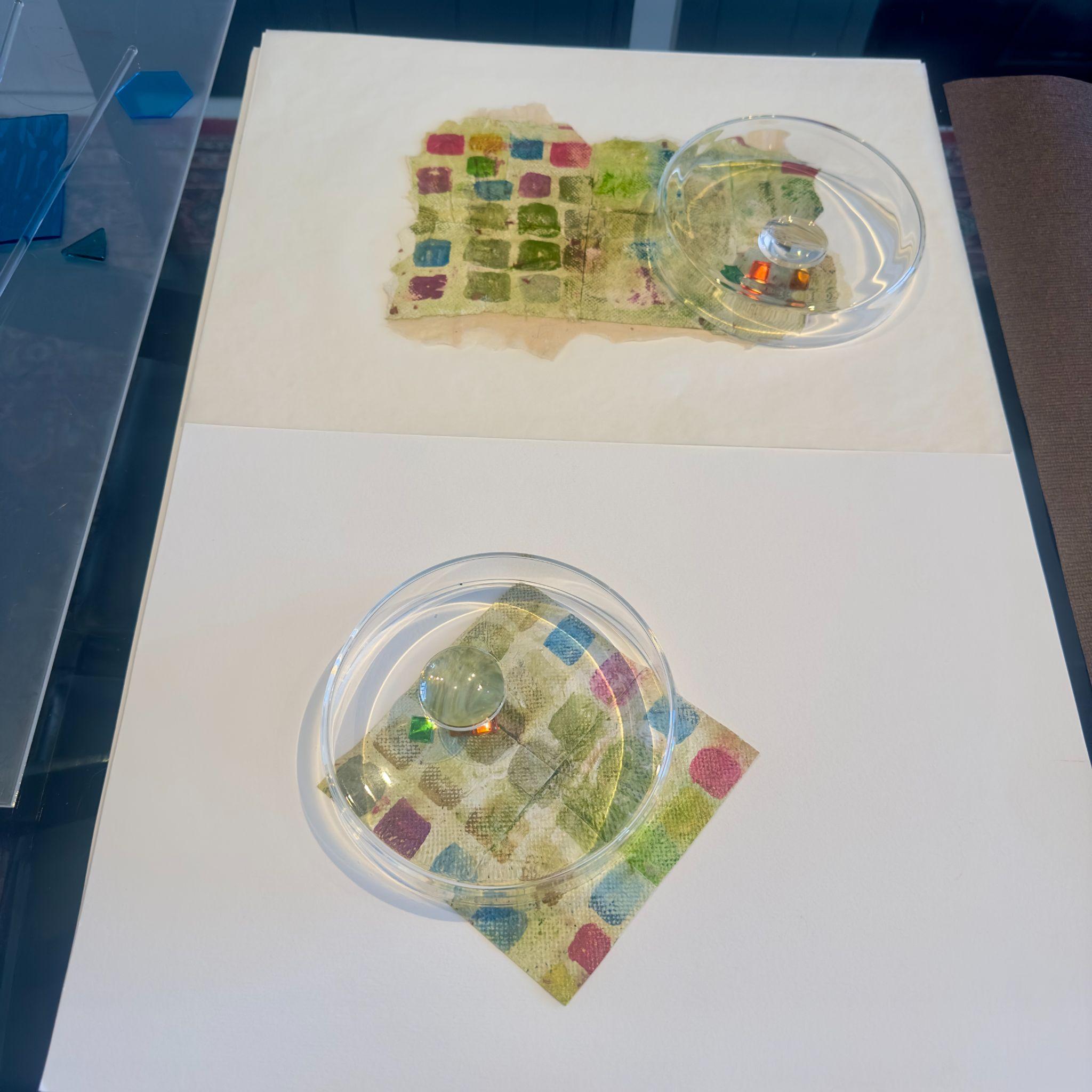 Aquarelas e lentes durante o processo de criação
