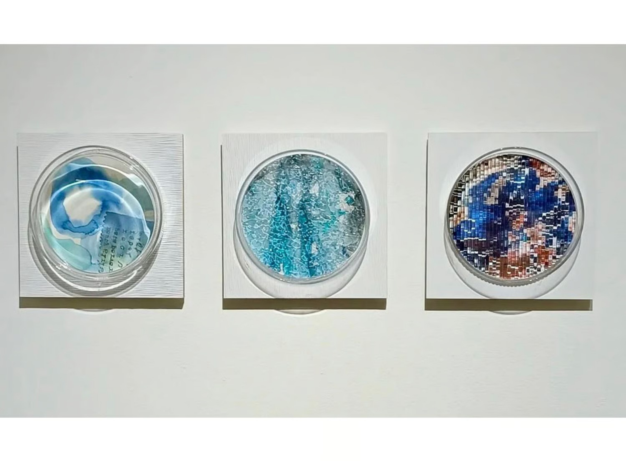Três obras circulares da série Laboratório